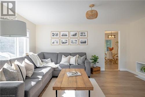 2748 Prince William Street, Jordan Station, ON - Indoor Photo Showing Living Room