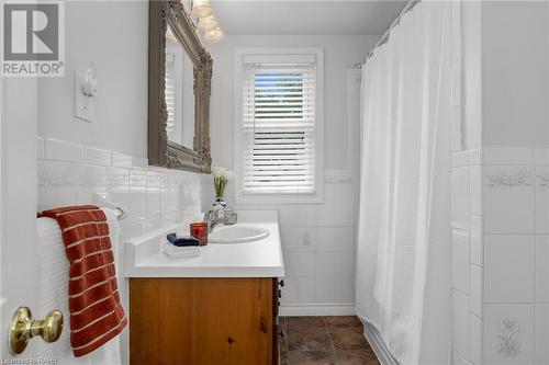 46 Kemp Drive, Dundas, ON - Indoor Photo Showing Bathroom