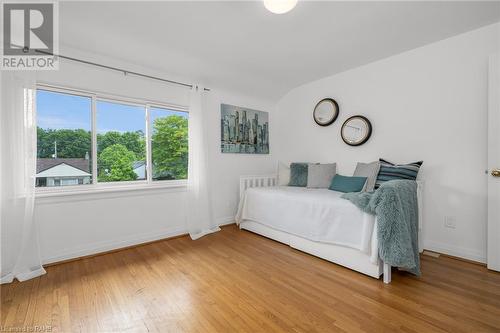 46 Kemp Drive, Dundas, ON - Indoor Photo Showing Bedroom