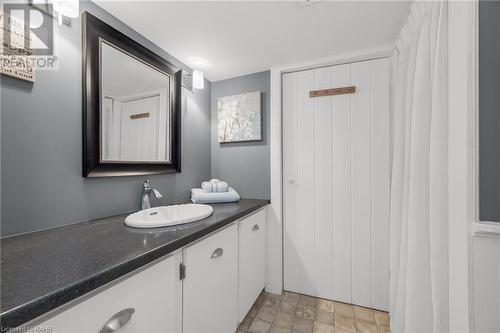 46 Kemp Drive, Dundas, ON - Indoor Photo Showing Bathroom