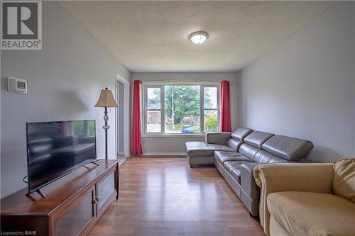 25 Lampman Crescent, Thorold, ON - Indoor Photo Showing Living Room