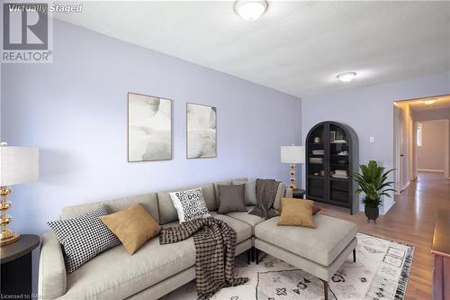 25 Lampman Crescent, Thorold, ON - Indoor Photo Showing Living Room