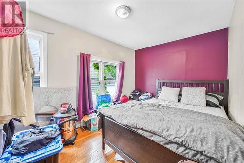 62 East 33Rd Street, Hamilton, ON - Indoor Photo Showing Bedroom