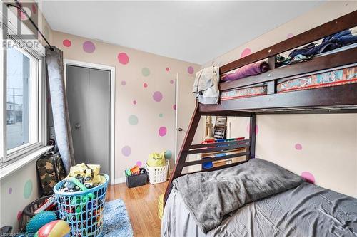 62 East 33Rd Street, Hamilton, ON - Indoor Photo Showing Bedroom