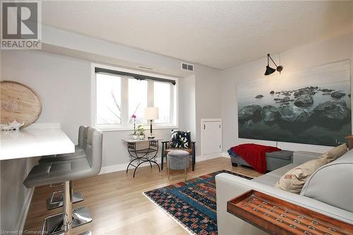 111 Bristol Road E Unit# 110, Mississauga, ON - Indoor Photo Showing Living Room