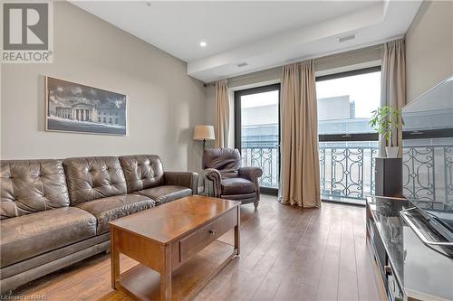 112 King Street E Unit# 1006, Hamilton, ON - Indoor Photo Showing Living Room