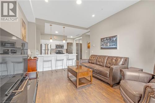 112 King Street E Unit# 1006, Hamilton, ON - Indoor Photo Showing Living Room