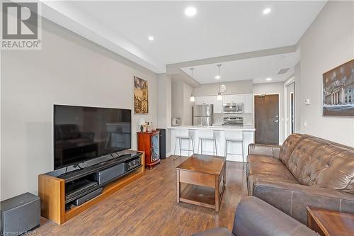 112 King Street E Unit# 1006, Hamilton, ON - Indoor Photo Showing Living Room