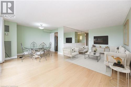 2055 Upper Middle Road Unit# 1008, Burlington, ON - Indoor Photo Showing Living Room