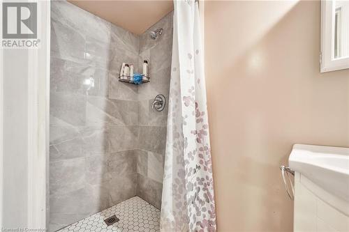 62 East 33Rd Street, Hamilton, ON - Indoor Photo Showing Bathroom