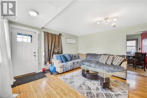 62 East 33Rd Street, Hamilton, ON - Indoor Photo Showing Living Room