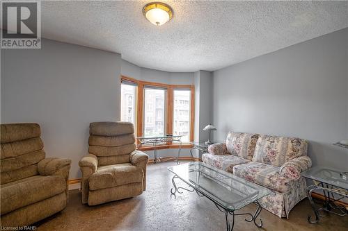 968 Main Street E, Hamilton, ON - Indoor Photo Showing Living Room