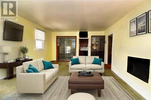 17 Craigroyston Road, Hamilton, ON - Indoor Photo Showing Living Room