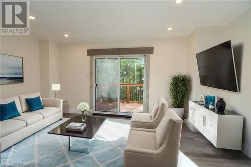 130 Livingston Avenue Unit# 29, Grimsby, ON - Indoor Photo Showing Living Room