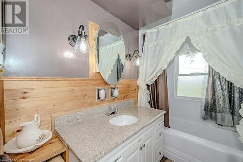 925 Highway 6 N, Flamborough, ON - Indoor Photo Showing Bathroom