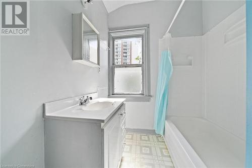 122 Florence Street, Hamilton, ON - Indoor Photo Showing Bathroom