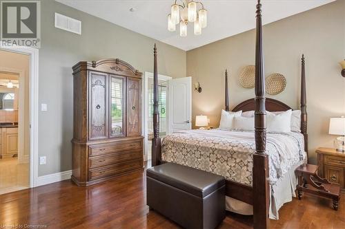 9893 Dickenson Road W, Hamilton, ON - Indoor Photo Showing Bedroom