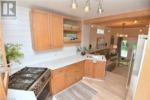 587 Mary Street, Hamilton, ON - Indoor Photo Showing Kitchen