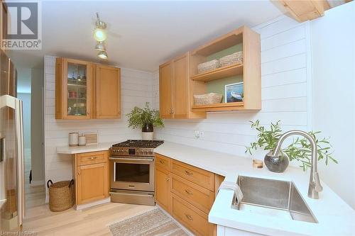 587 Mary Street, Hamilton, ON - Indoor Photo Showing Kitchen