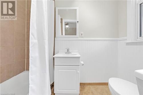 100 Balsam Avenue S, Hamilton, ON - Indoor Photo Showing Bathroom