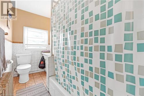 100 Balsam Avenue S, Hamilton, ON - Indoor Photo Showing Bathroom