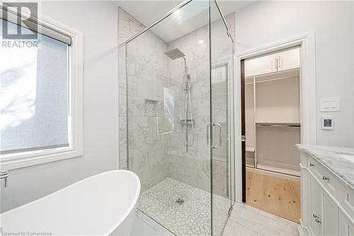 70 Oak Avenue, Dundas, ON - Indoor Photo Showing Bathroom