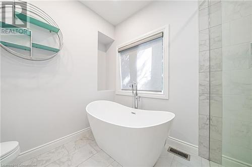 70 Oak Avenue, Dundas, ON - Indoor Photo Showing Bathroom