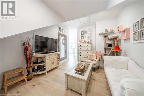 70 Oak Avenue, Dundas, ON - Indoor Photo Showing Living Room