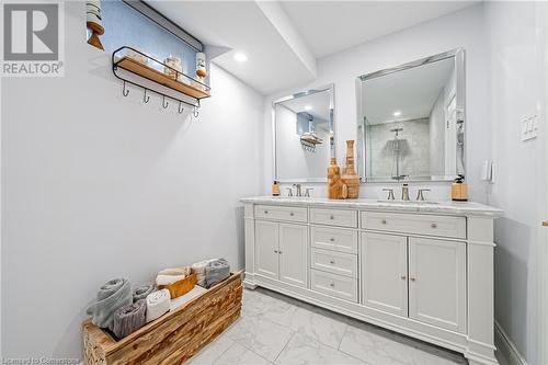 70 Oak Avenue, Dundas, ON - Indoor Photo Showing Bathroom