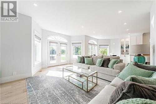 70 Oak Avenue, Dundas, ON - Indoor Photo Showing Living Room