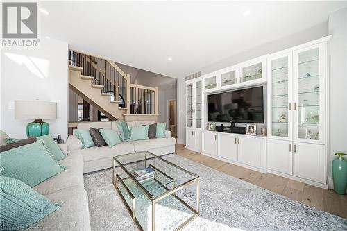 70 Oak Avenue, Dundas, ON - Indoor Photo Showing Living Room