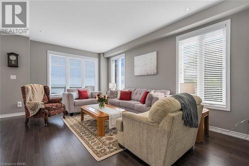 28 Pierre Trudeau Lane, Grimsby, ON - Indoor Photo Showing Living Room