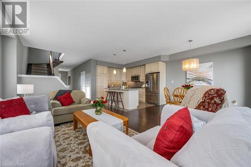 28 Pierre Trudeau Lane, Grimsby, ON - Indoor Photo Showing Living Room