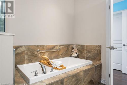 28 Pierre Trudeau Lane, Grimsby, ON - Indoor Photo Showing Bathroom