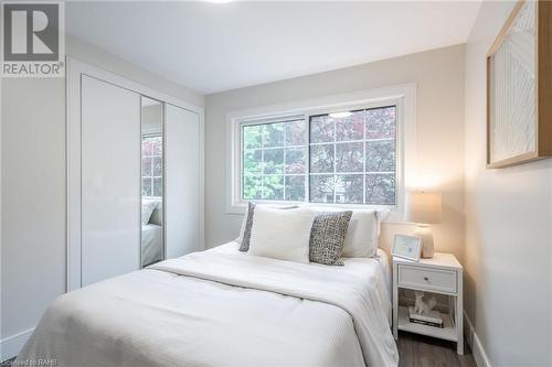 358 Arden Crescent, Burlington, ON - Indoor Photo Showing Bedroom