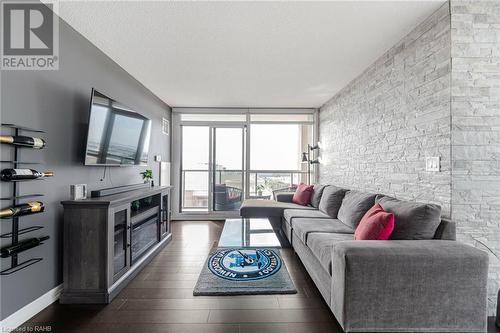 1940 Ironstone Drive Unit# 1104, Burlington, ON - Indoor Photo Showing Living Room