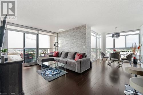 1940 Ironstone Drive Unit# 1104, Burlington, ON - Indoor Photo Showing Living Room