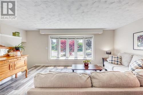 8 Hampton Court, Port Dover, ON - Indoor Photo Showing Living Room