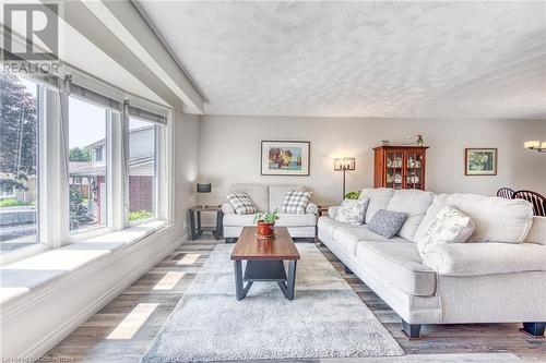 8 Hampton Court, Port Dover, ON - Indoor Photo Showing Living Room