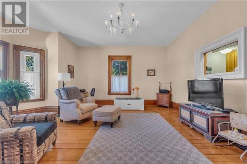 141 Mount Albion Road, Hamilton, ON - Indoor Photo Showing Living Room