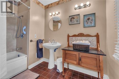 141 Mount Albion Road, Hamilton, ON - Indoor Photo Showing Bathroom