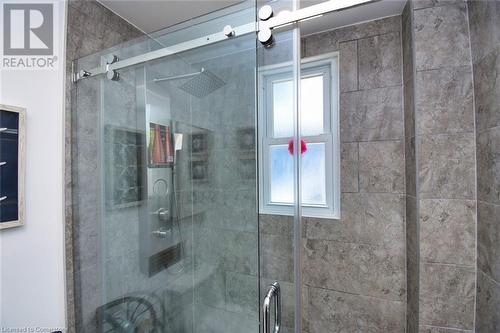 86 Graham Avenue S, Hamilton, ON - Indoor Photo Showing Bathroom