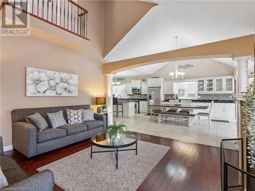 52 Arrowhead Drive, Hamilton, ON - Indoor Photo Showing Living Room