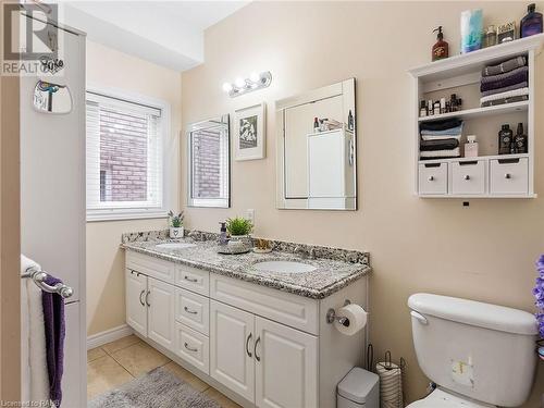 52 Arrowhead Drive, Hamilton, ON - Indoor Photo Showing Bathroom