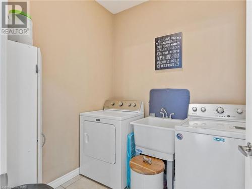 52 Arrowhead Drive, Hamilton, ON - Indoor Photo Showing Laundry Room