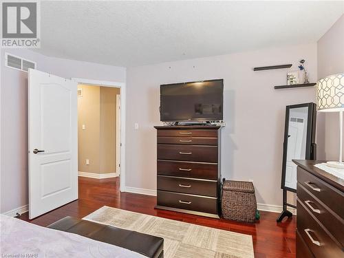 52 Arrowhead Drive, Hamilton, ON - Indoor Photo Showing Bedroom