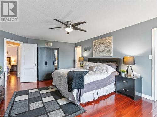 52 Arrowhead Drive, Hamilton, ON - Indoor Photo Showing Bedroom