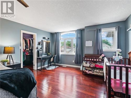 52 Arrowhead Drive, Hamilton, ON - Indoor Photo Showing Bedroom