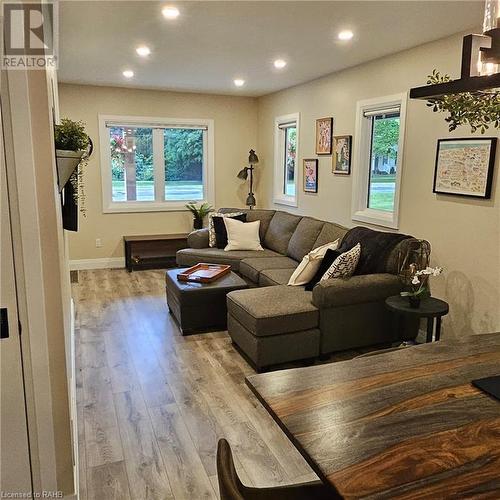 33 Mary Street W, Niagara-On-The-Lake, ON - Indoor Photo Showing Living Room