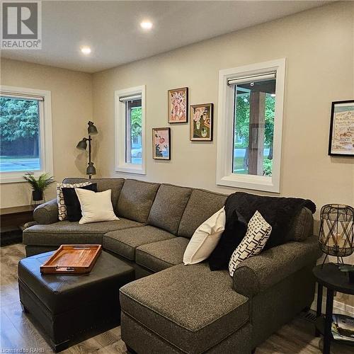 33 Mary Street W, Niagara-On-The-Lake, ON - Indoor Photo Showing Living Room